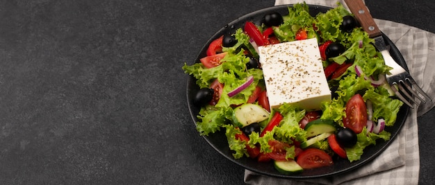 Salade grand angle avec fromage feta et espace copie