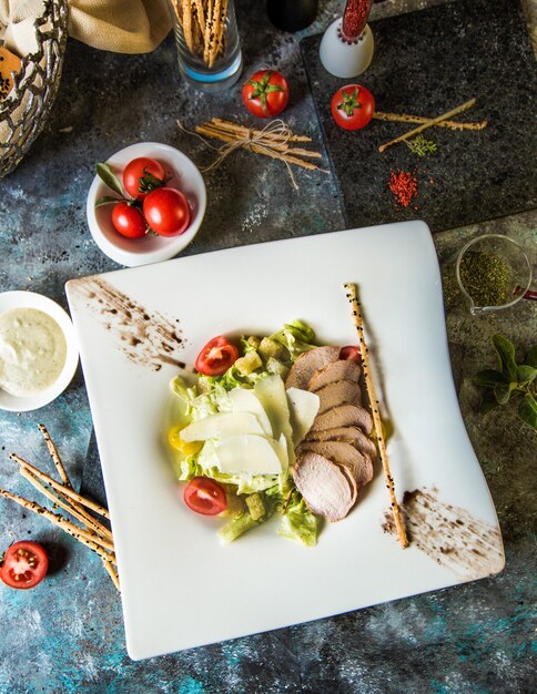 Salade grecque classique avec filet de poisson et légumes