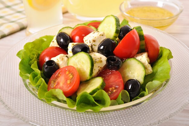 Salade grecque dans un bol en verre