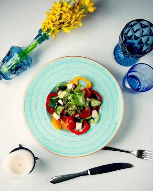 Salade grecque fraîche sur la table