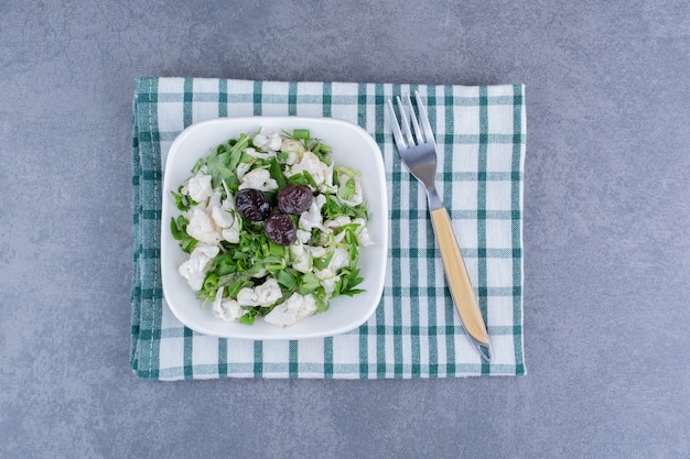 Salade d'herbes vertes, chou-fleur et olives noires