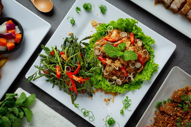 Salade d'huîtres fraîches épicées de cuisine thaïlandaise