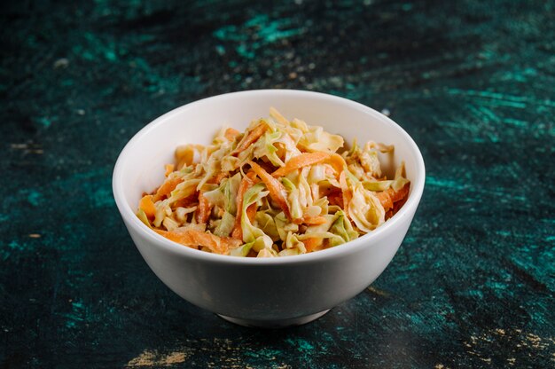 Salade d'ingrédients mélangés dans un bol blanc.