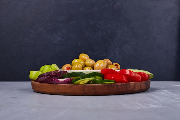 Salade Légère Aux Légumes Et Herbes Dans Un Plateau En Bois.