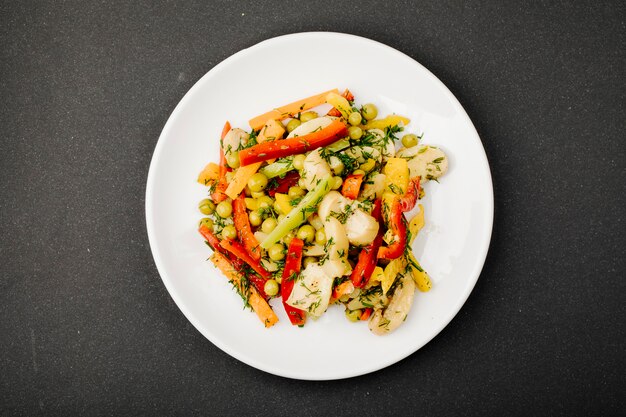 Salade de légumes avec des aliments colorés.