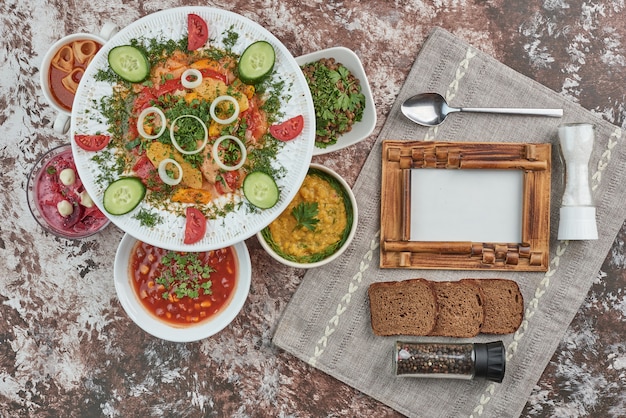 Salade de légumes avec des aliments dans des plats en céramique.