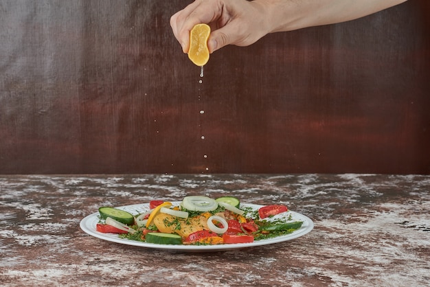 Salade de légumes avec des aliments hachés et hachés.