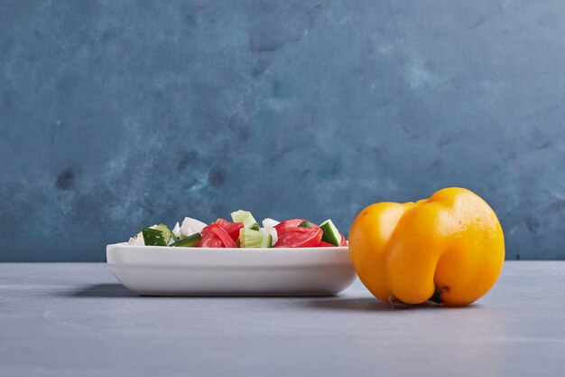 Salade de légumes avec des aliments hachés.