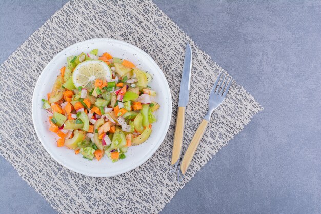 Salade de légumes avec des aliments de saison dans un plat en céramique