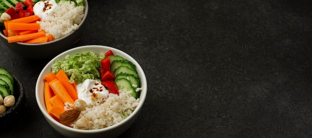 Salade de légumes à angle élevé avec couscous et espace copie