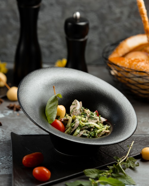 salade de légumes en assiette noire