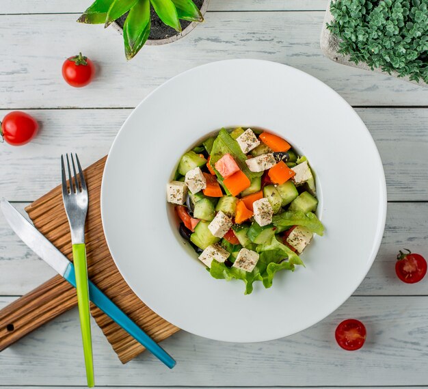 salade de légumes au poivron, concombre, olives, fromage blanc, laitue, tomate