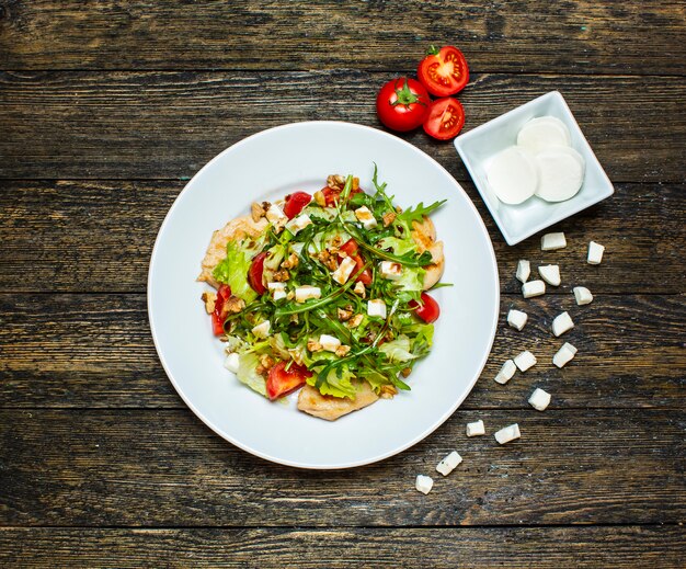 Salade de légumes au poulet et aux noix