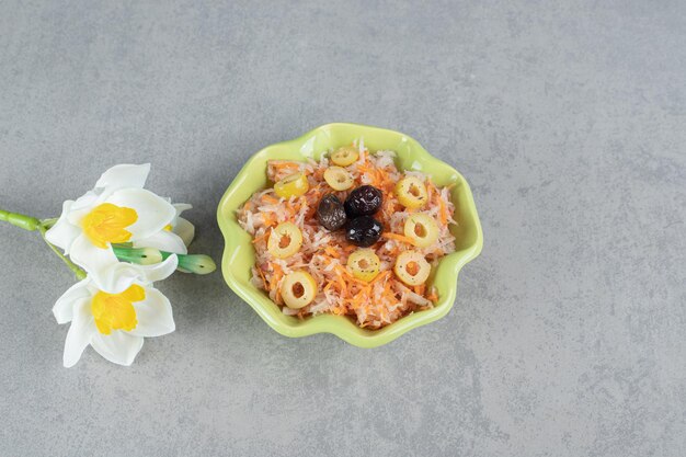 Salade de légumes aux carottes hachées et olives vertes.