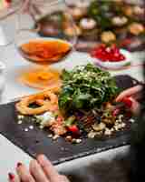 Photo gratuite salade de légumes aux épinards sur la table