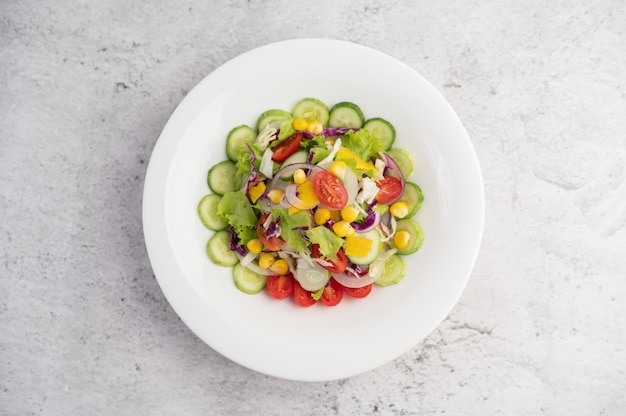 Photo gratuite salade de légumes aux œufs durs dans un plat blanc.