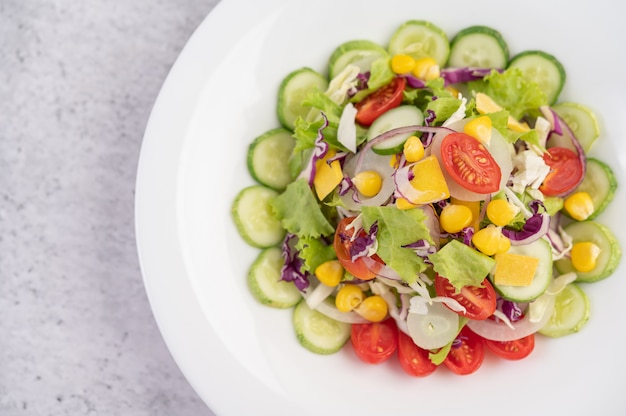 Salade de légumes aux œufs durs dans un plat blanc.