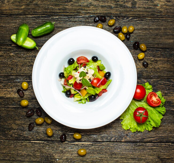 Photo gratuit salade de légumes aux olives à l'intérieur