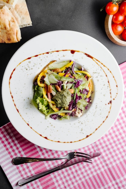 Photo gratuite salade de légumes aux poivrons et au chou