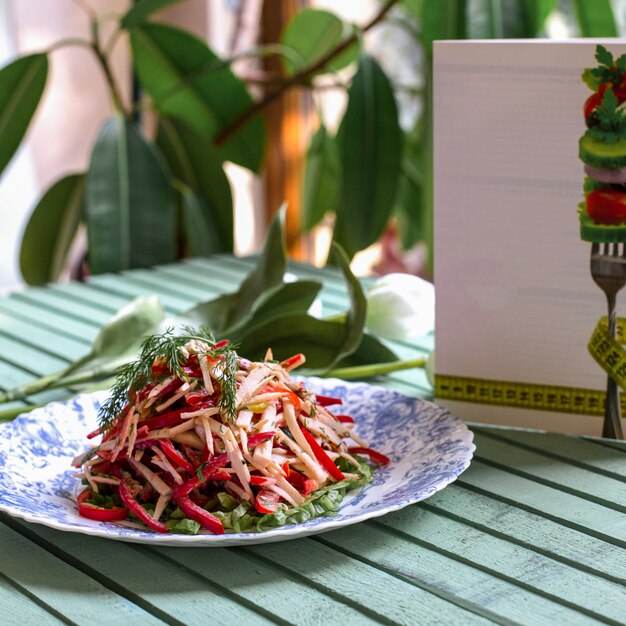 Salade de légumes aux poivrons et herbes hachés