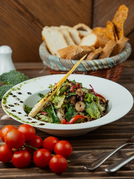 Salade de légumes aux tomates et aux herbes