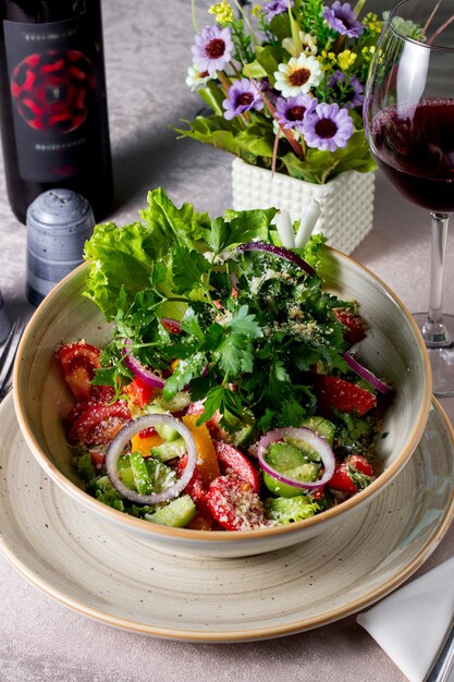 Salade de légumes aux tomates oignons concombres verts et laitue