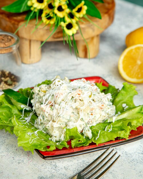 Salade de légumes avec beaucoup de mayonnaise