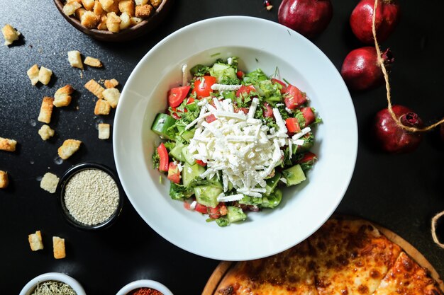 Salade de légumes de berger avec fromage haché vue d'en haut