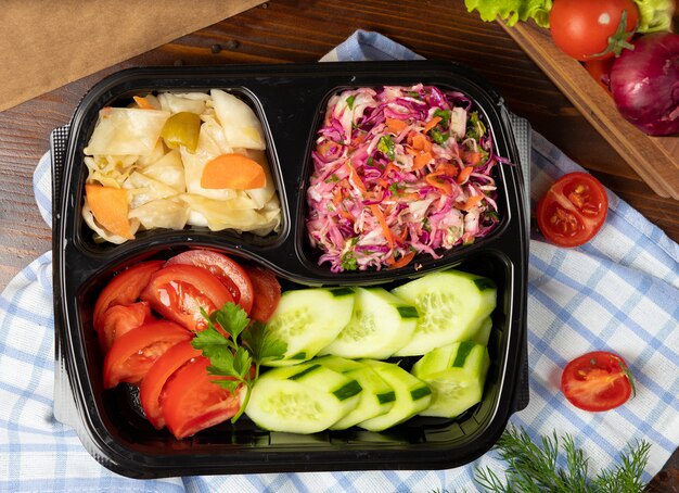 Salade de légumes, concombre tomate à emporter avec chou mariné, turshu