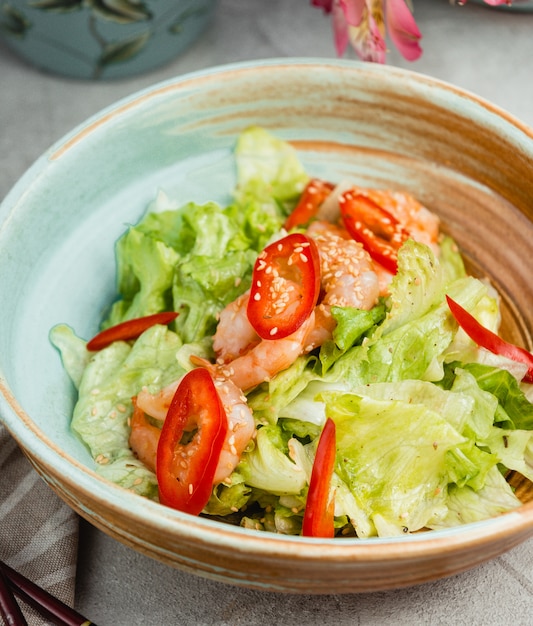 salade de légumes crevettes dans une assiette ronde