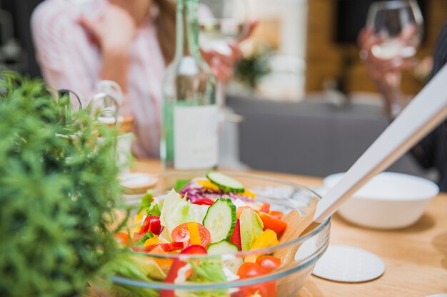 Salade de légumes avec une cuillère en bois