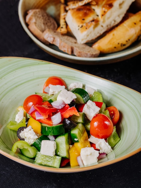 Salade de légumes dans une assiette verte.