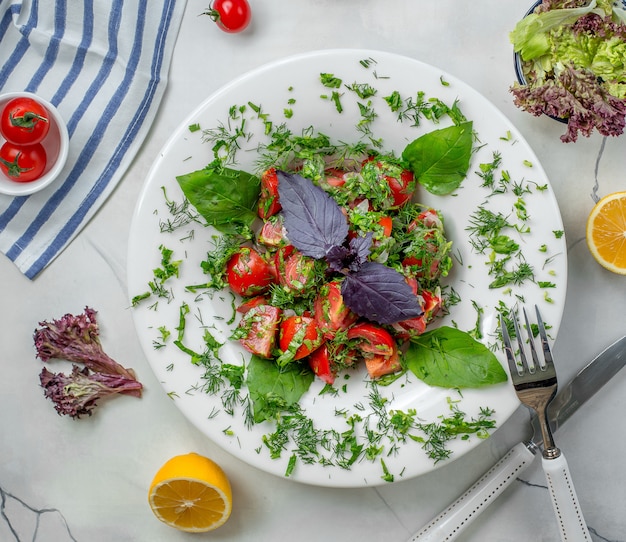 salade de légumes dans l'assiette