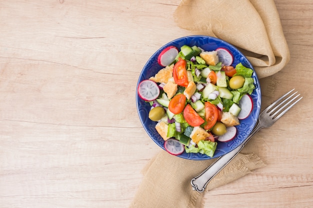 Photo gratuite salade de légumes dans un bol sur une table en bois
