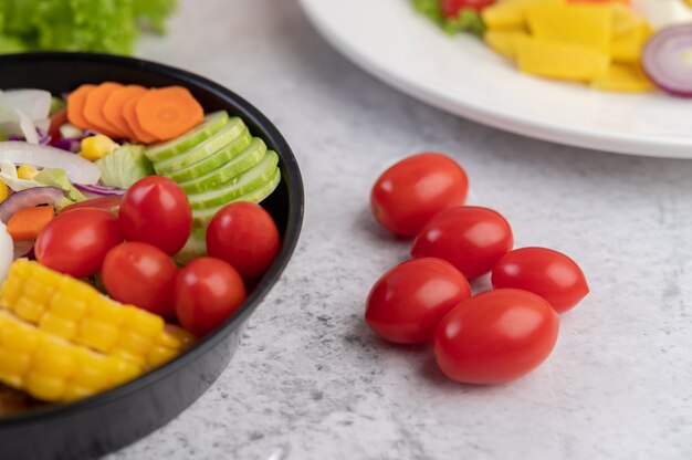 Salade de légumes avec du pain et des œufs durs dans la poêle.