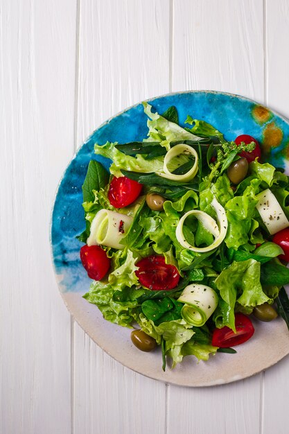 Salade de légumes frais aux verts et tomates.