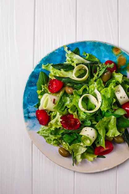 Salade de légumes frais aux verts et tomates.