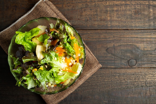 salade de légumes frais sur bois.