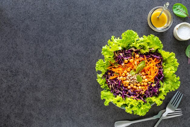 Salade de légumes frais dans une assiette