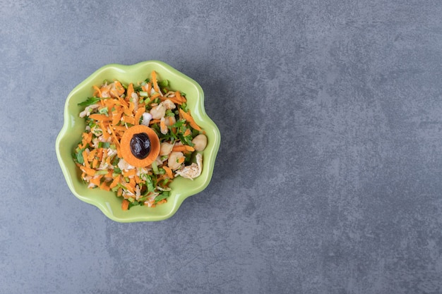 Salade de légumes frais dans un bol vert.