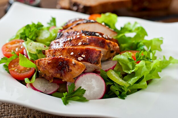 Salade de légumes frais avec poitrine de poulet grillée.