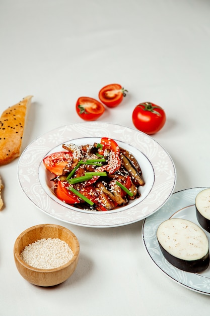 Salade de légumes frais sur la table