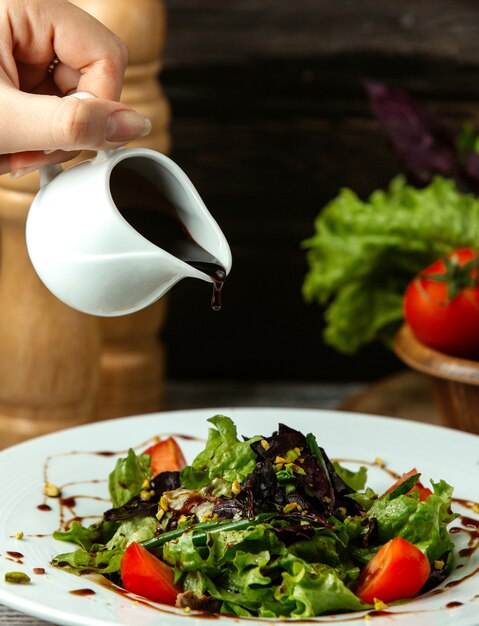 Salade de légumes frais sur la table