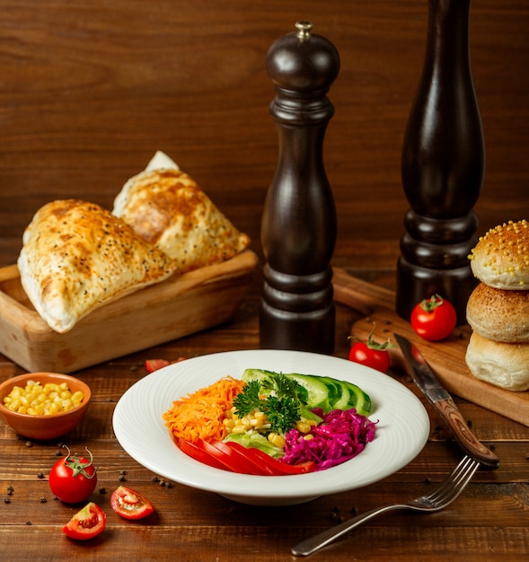 Photo gratuite salade de légumes frais sur la table