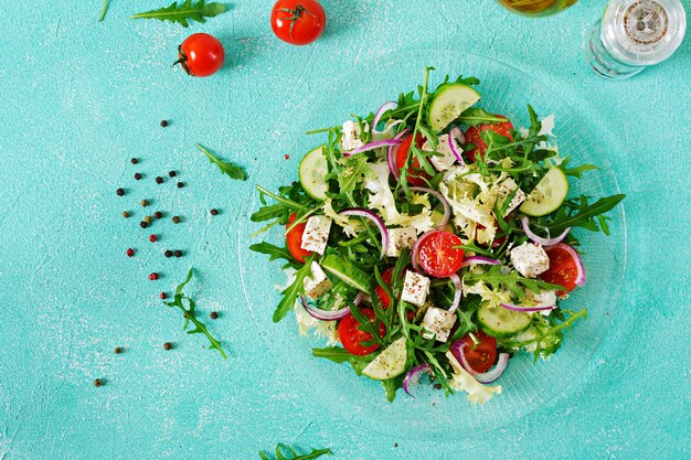 Salade de légumes frais - tomate, concombre et fromage feta à la grecque. Mise à plat. Vue de dessus