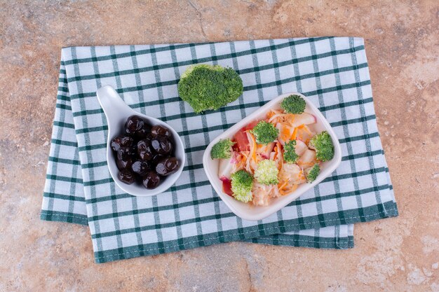 Salade de légumes et fruits aux olives noires