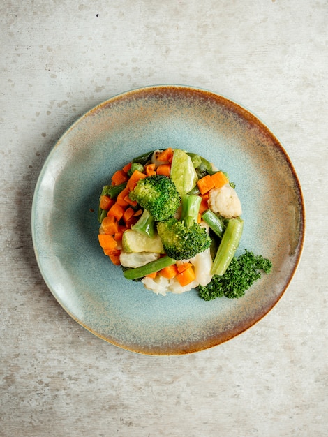 Salade de légumes garnie de brocoli