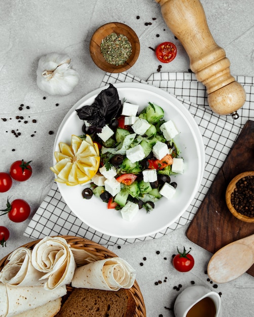 Photo gratuite salade de légumes garnie de fromage blanc