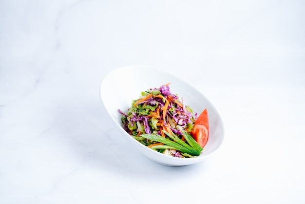 Salade de légumes hachés et herbes