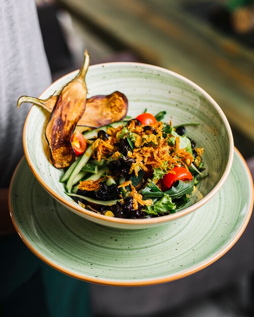 Salade de légumes laitue tomate concombre olives cors aubergines frites vue latérale